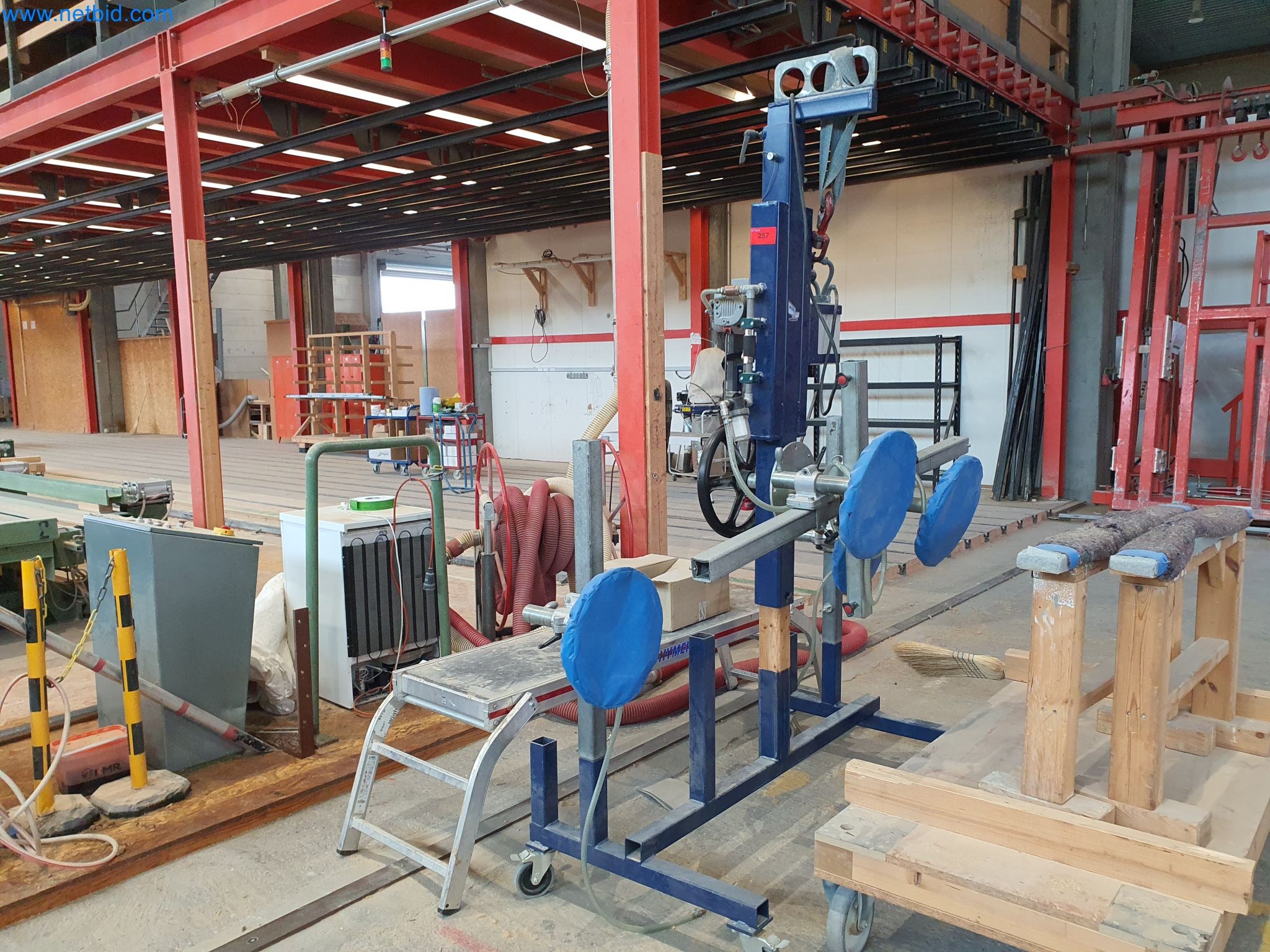 Maszyny do obróbki drewna i metalu oraz magazyn producenta domów prefabrykowanych-1