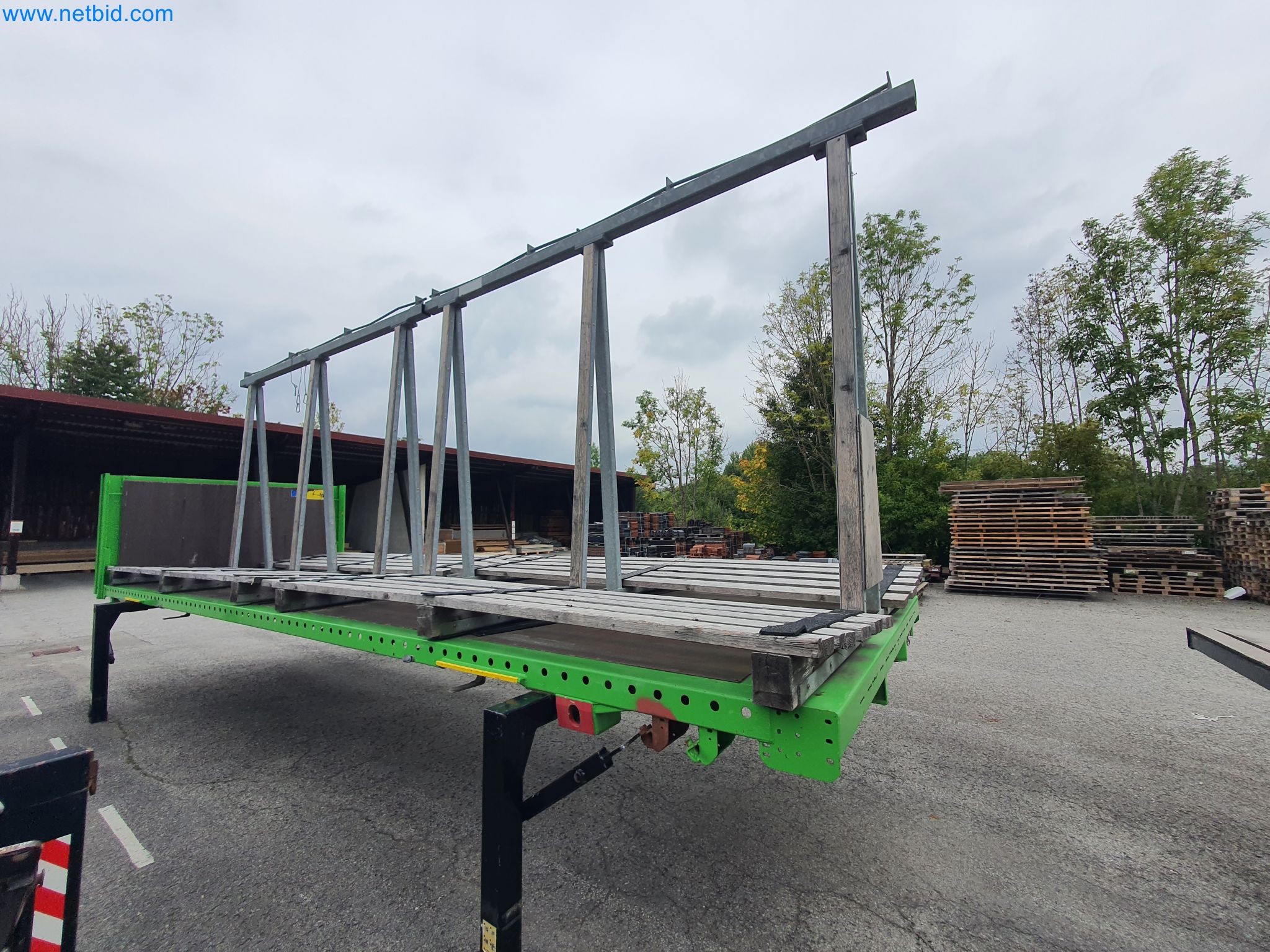 Holzbearbeitende- und metallbearbeitende Maschinen und Warenlager eines Fertighausherstellers -2