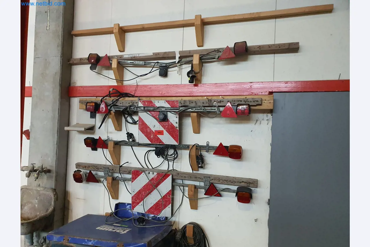 Holzbearbeitende- und metallbearbeitende Maschinen und Warenlager eines Fertighausherstellers -1