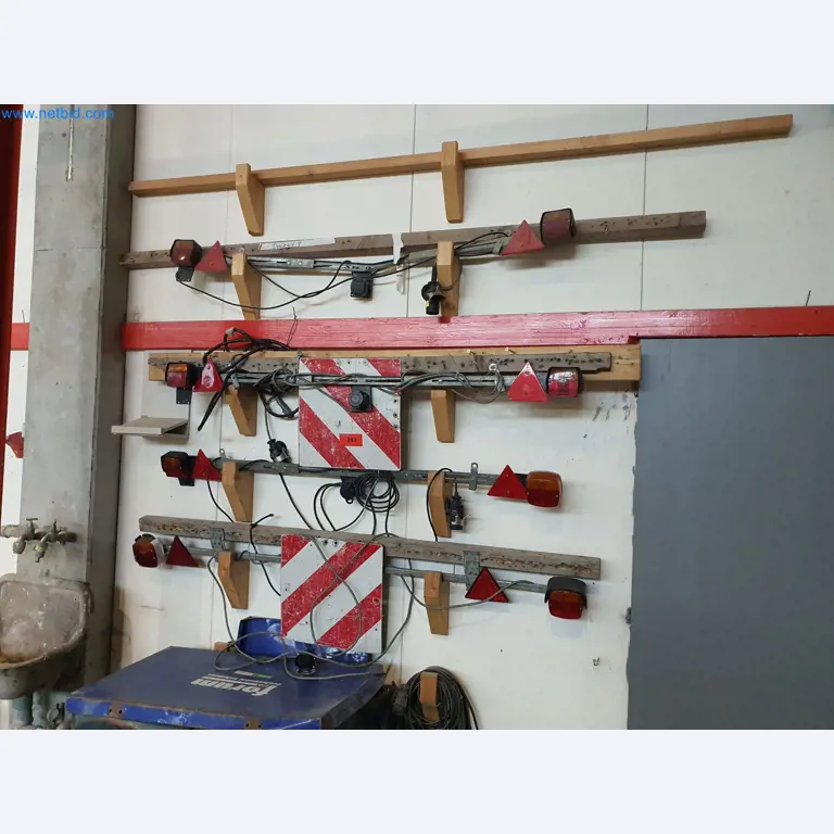 Holzbearbeitende- und metallbearbeitende Maschinen und Warenlager eines Fertighausherstellers -1