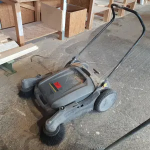 2 Bodenkehrmaschinen Kärcher