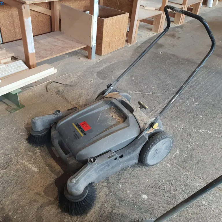 2 Bodenkehrmaschinen Kärcher
