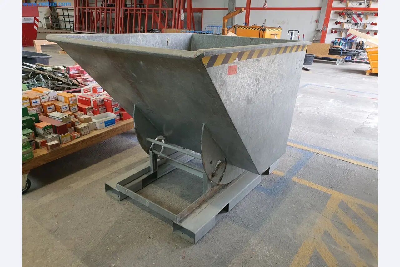 Machines pour le travail du bois et du métal et entrepôt d'un fabricant de maisons préfabriquées-1