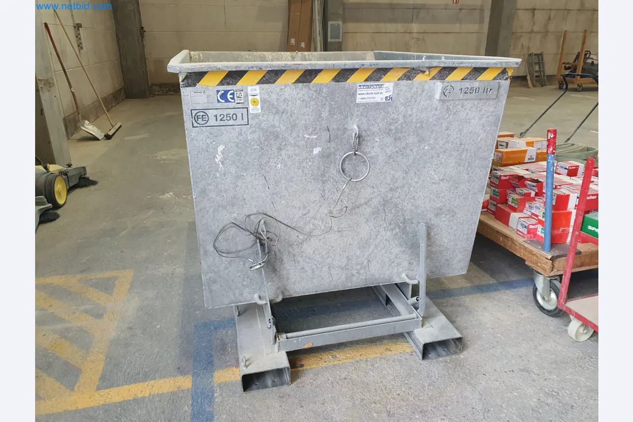 Machines pour le travail du bois et du métal et entrepôt d'un fabricant de maisons préfabriquées-3