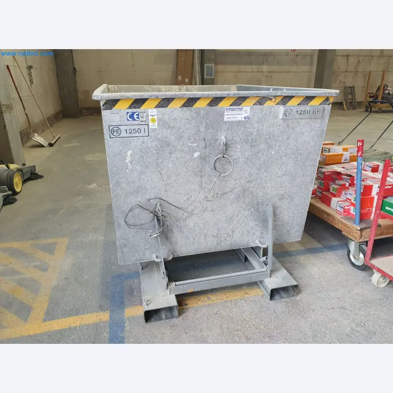 Machines pour le travail du bois et du métal et entrepôt d'un fabricant de maisons préfabriquées-3