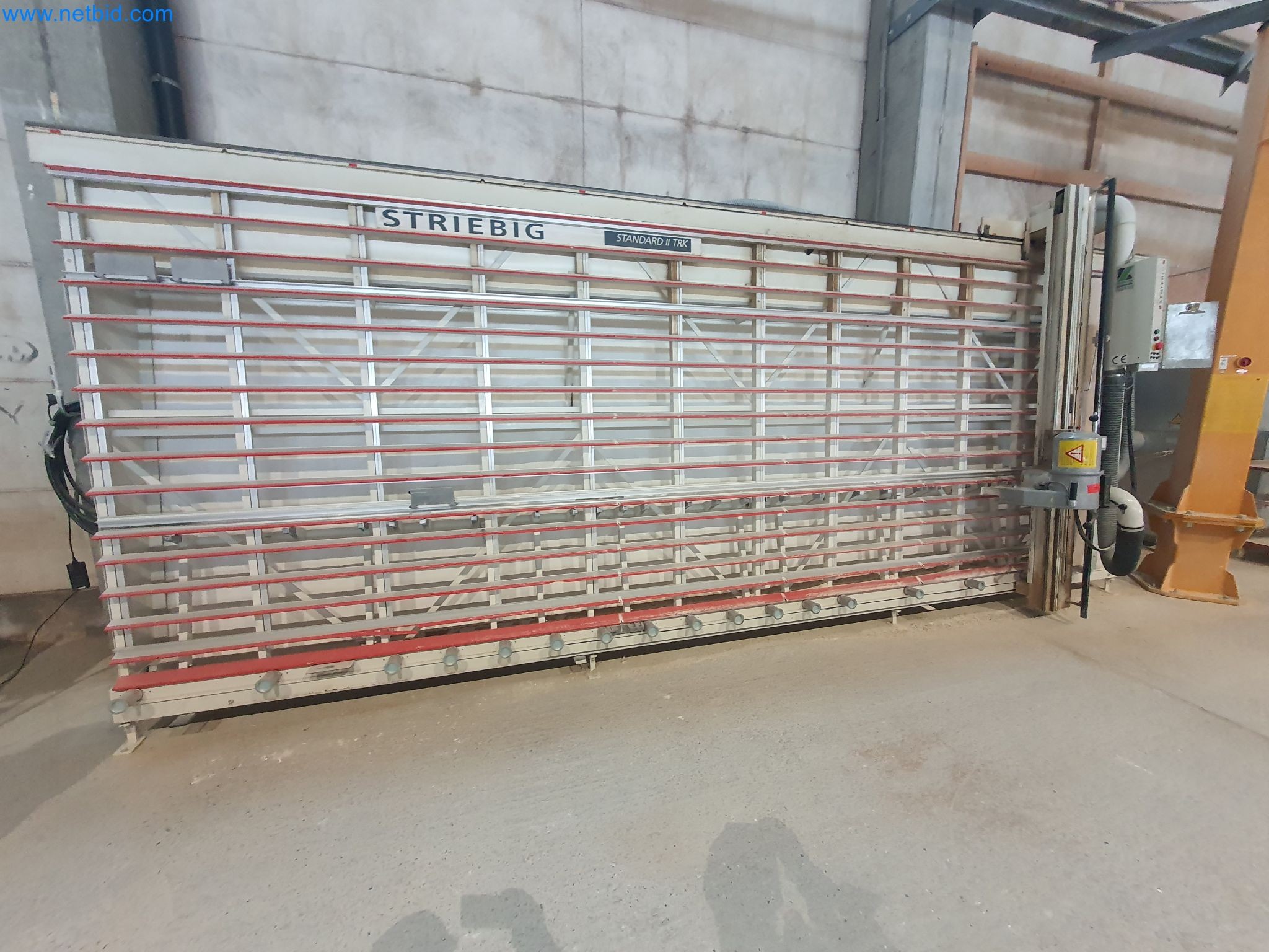 Maszyny do obróbki drewna i metalu oraz magazyn producenta domów prefabrykowanych-1