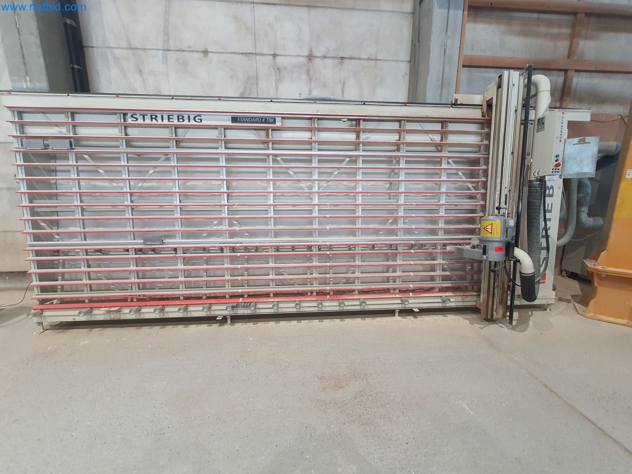 Maszyny do obróbki drewna i metalu oraz magazyn producenta domów prefabrykowanych-4