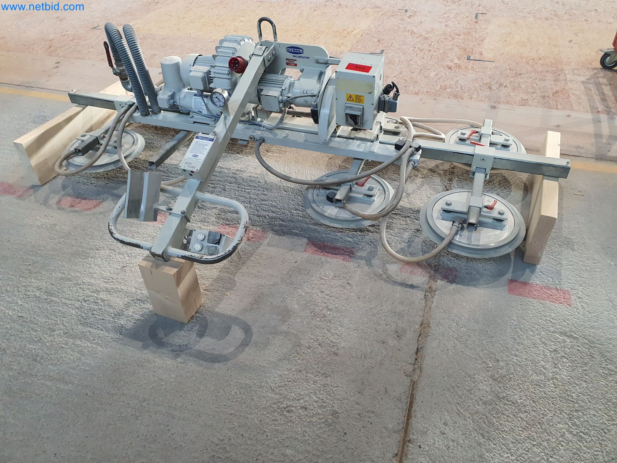 Dřevoobráběcí a kovoobráběcí stroje a sklad výrobce montovaných domů-1