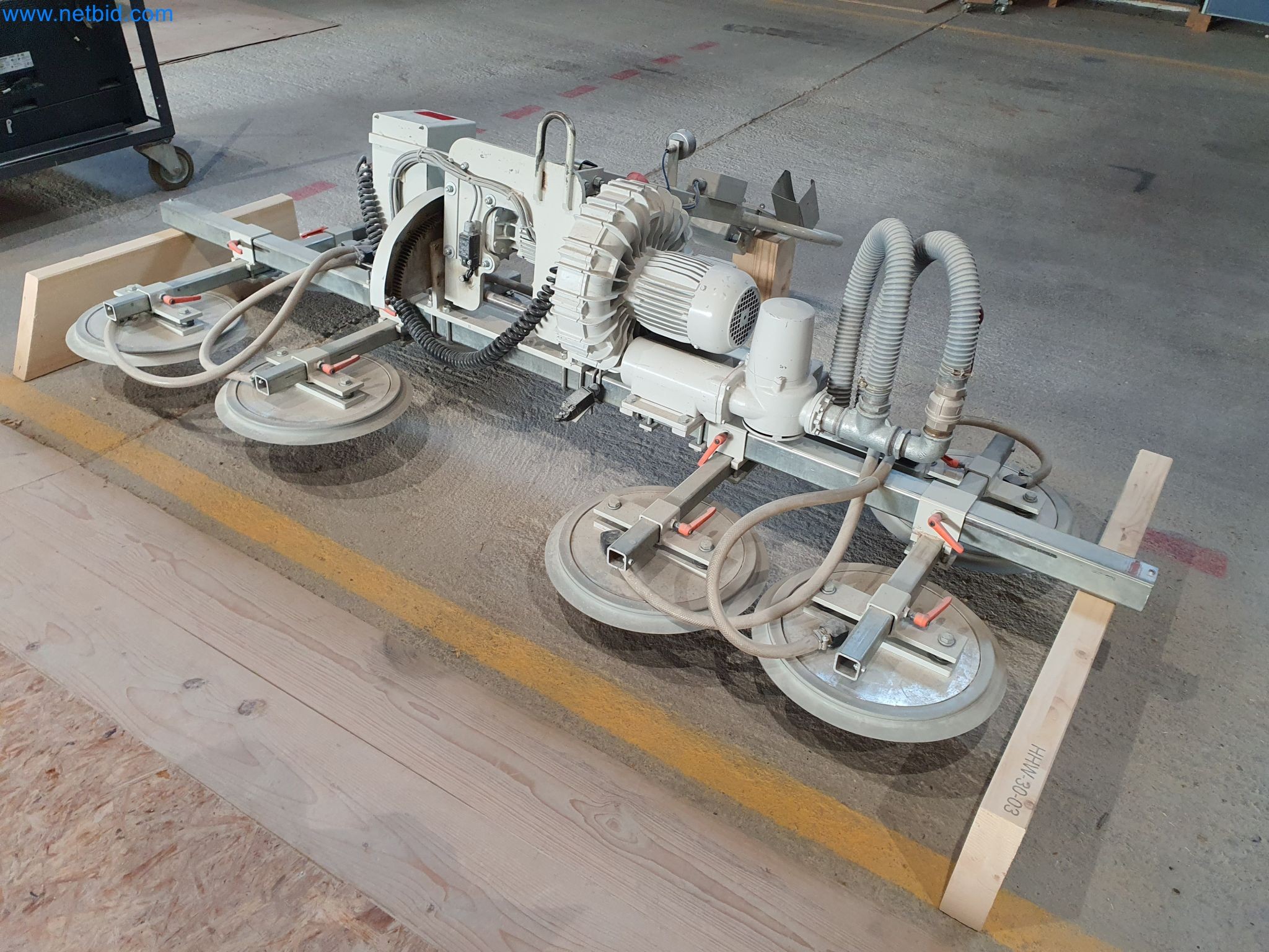 Dřevoobráběcí a kovoobráběcí stroje a sklad výrobce montovaných domů-2