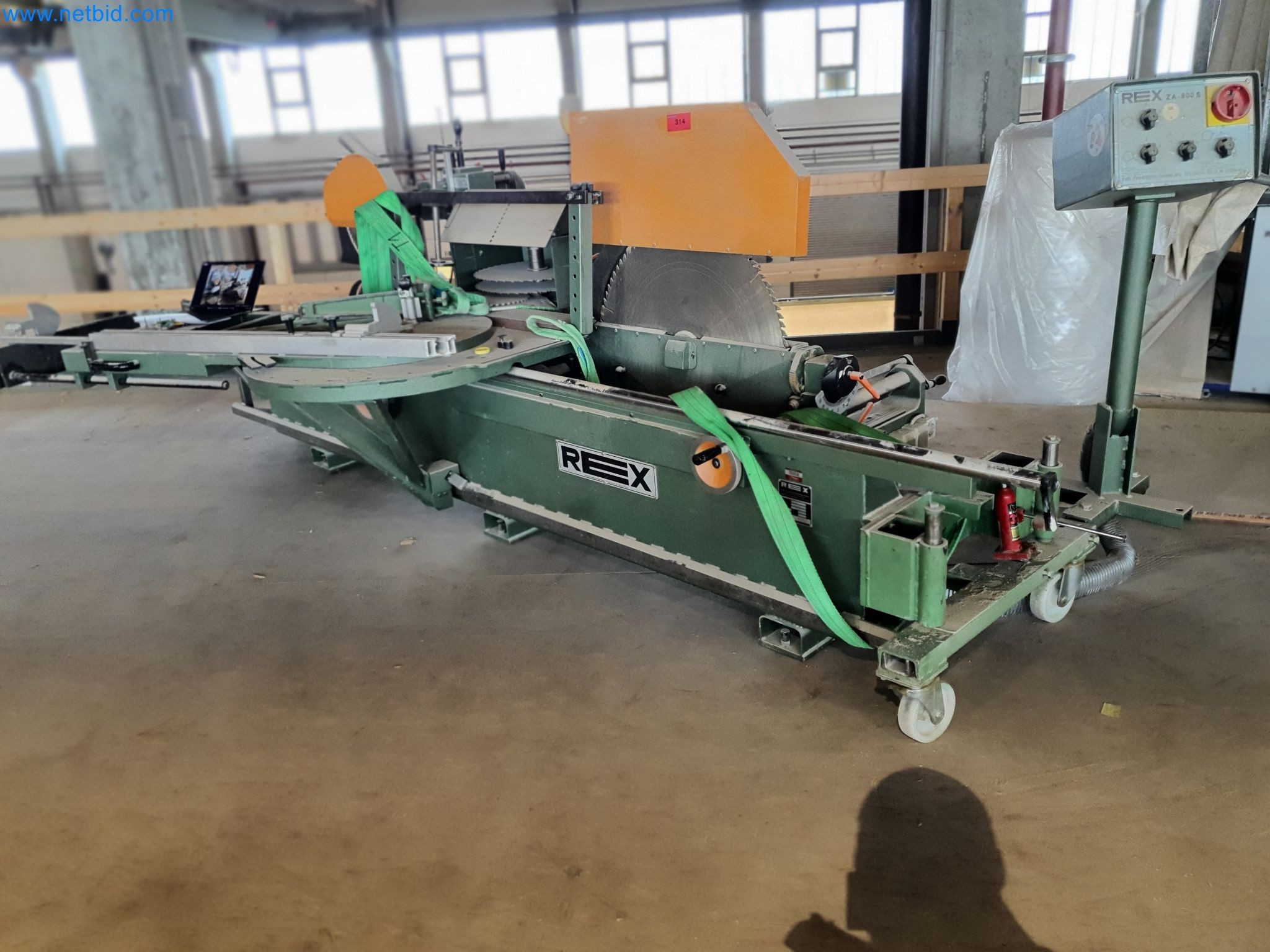 Machines pour le travail du bois et du métal et entrepôt d'un fabricant de maisons préfabriquées-1