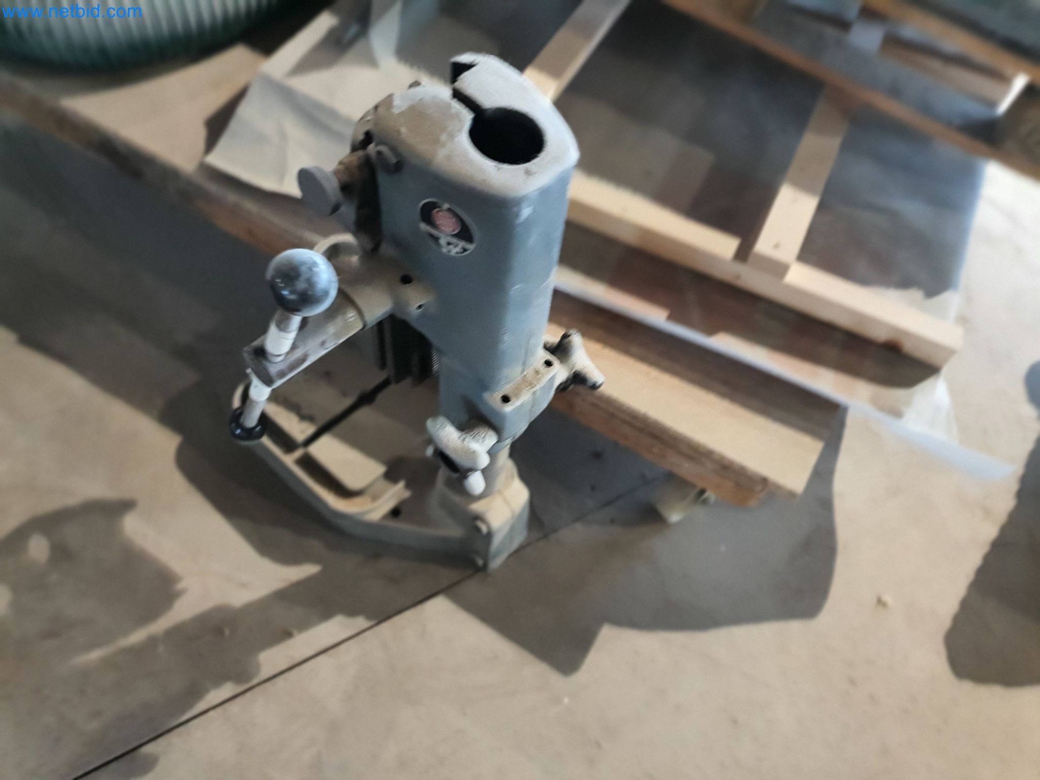 Machines pour le travail du bois et du métal et entrepôt d'un fabricant de maisons préfabriquées-2