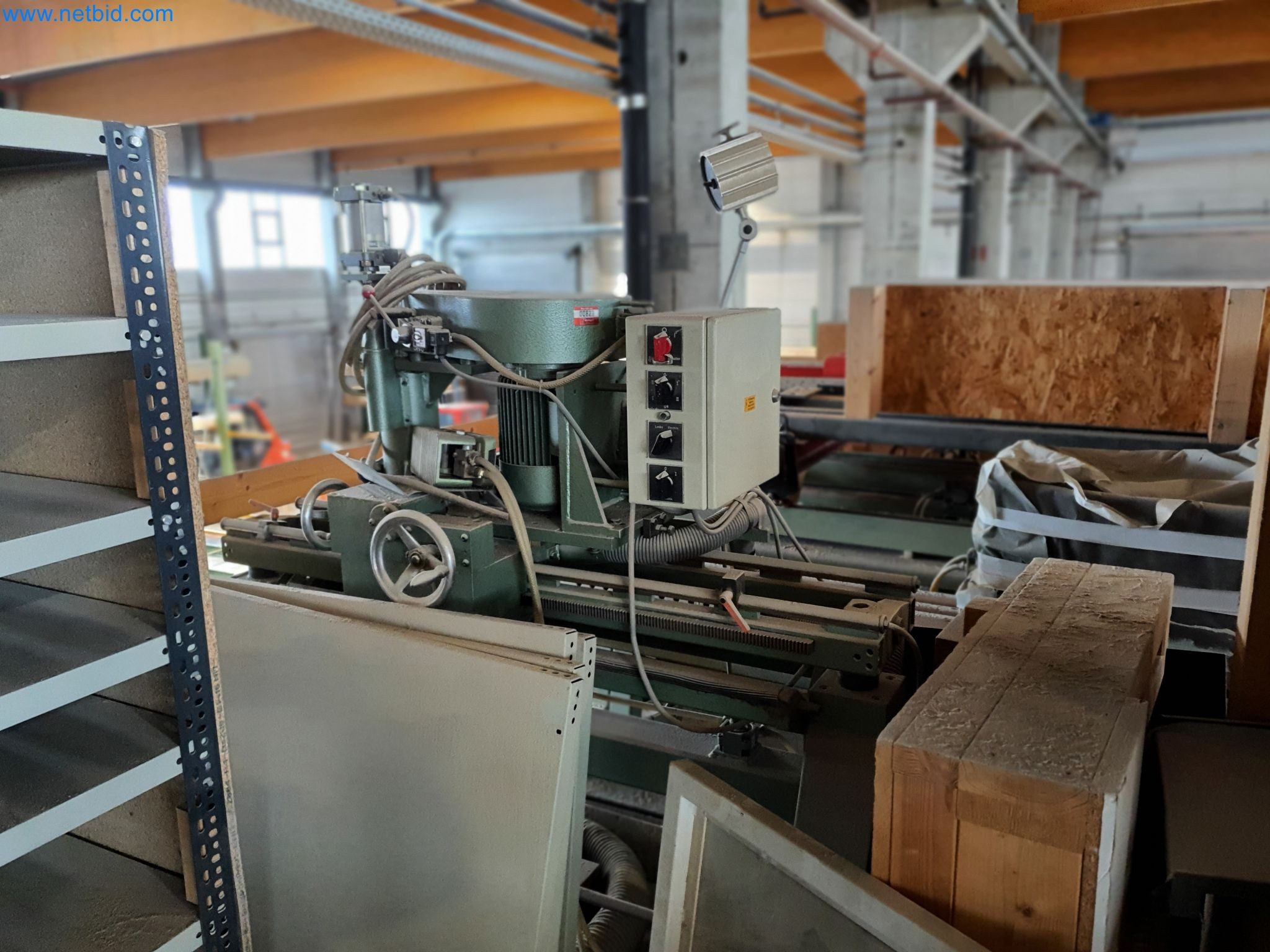 Machines pour le travail du bois et du métal et entrepôt d'un fabricant de maisons préfabriquées-3
