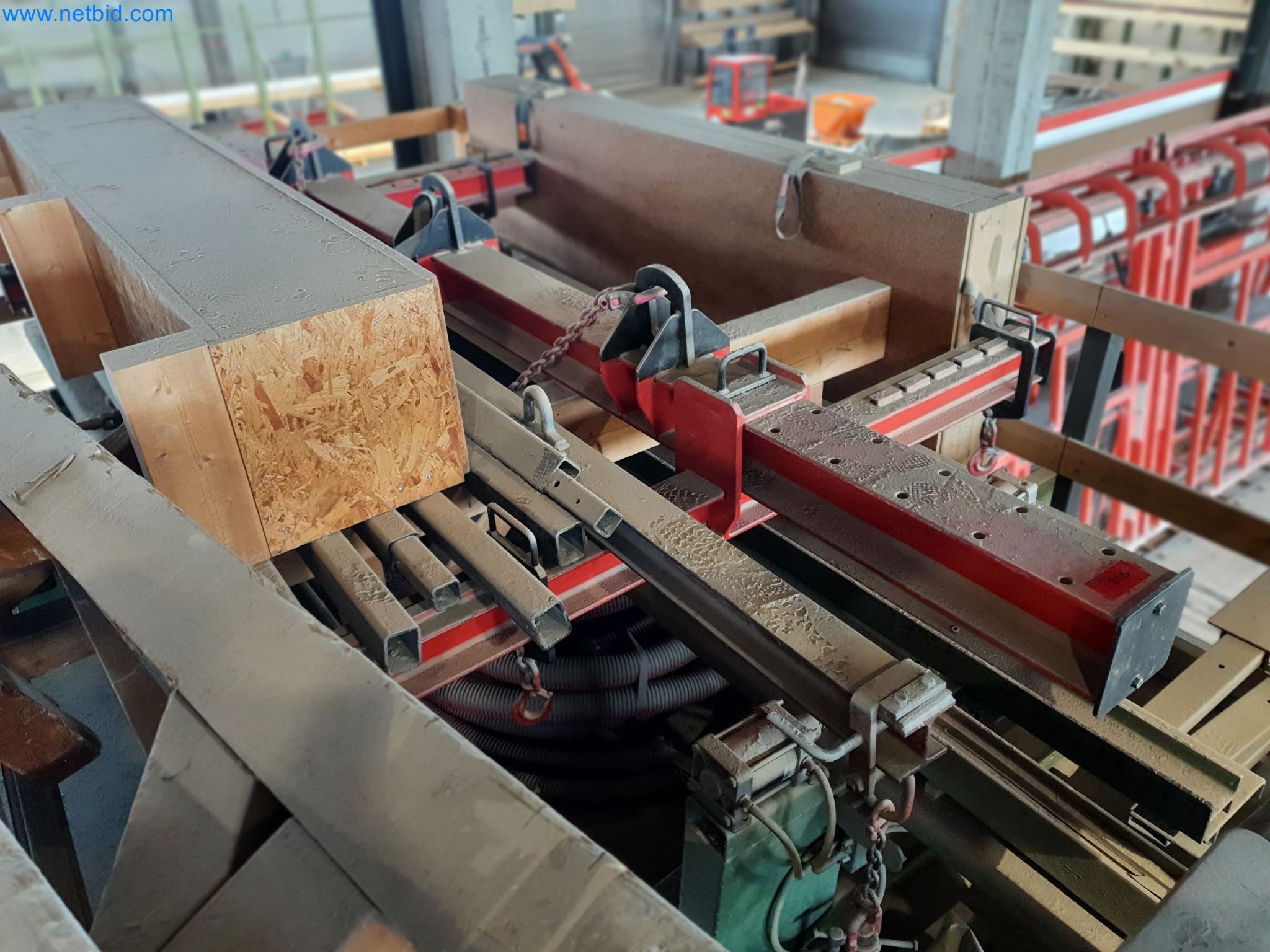 Machines pour le travail du bois et du métal et entrepôt d'un fabricant de maisons préfabriquées-4
