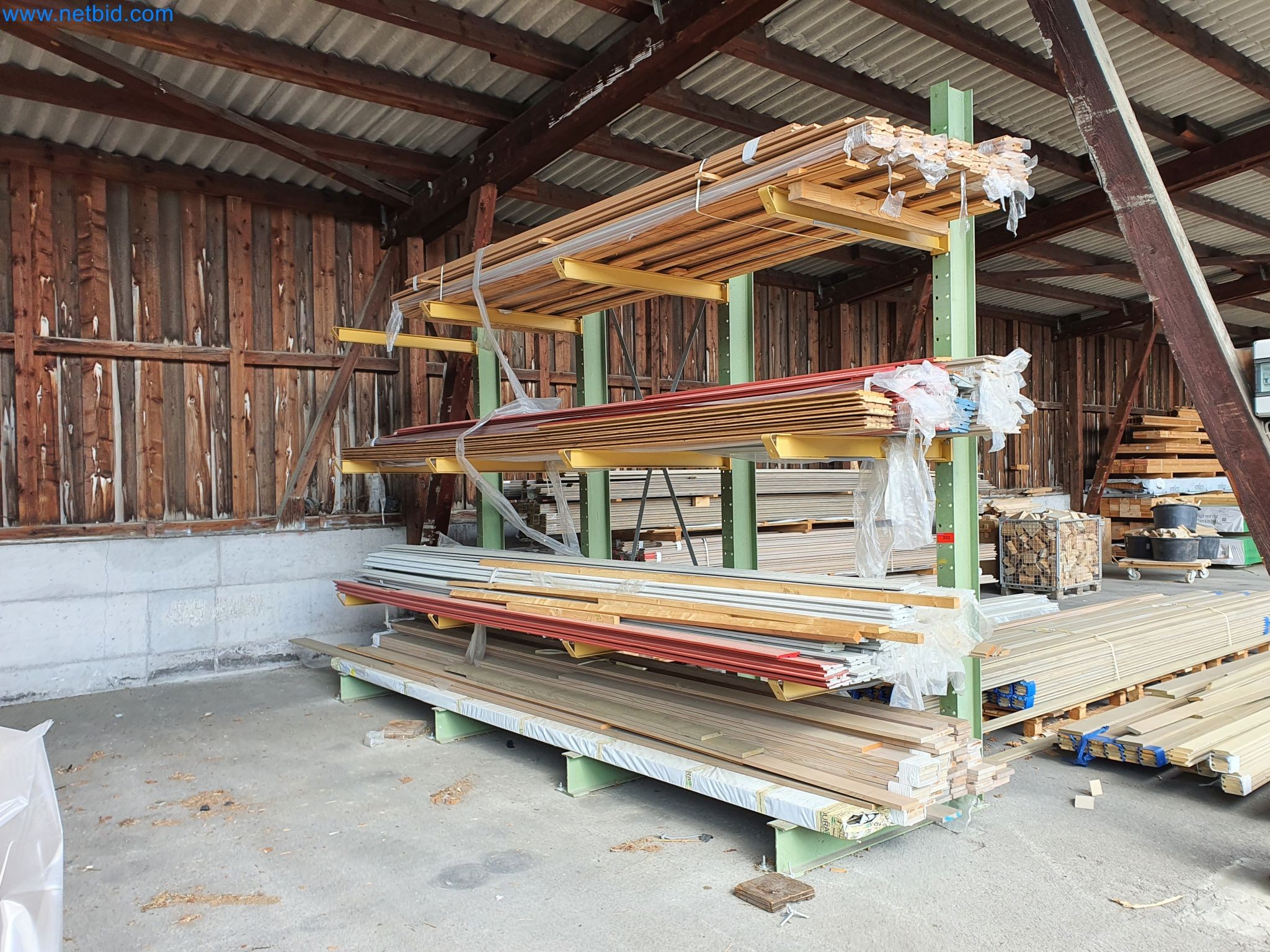 Machines pour le travail du bois et du métal et entrepôt d'un fabricant de maisons préfabriquées-1