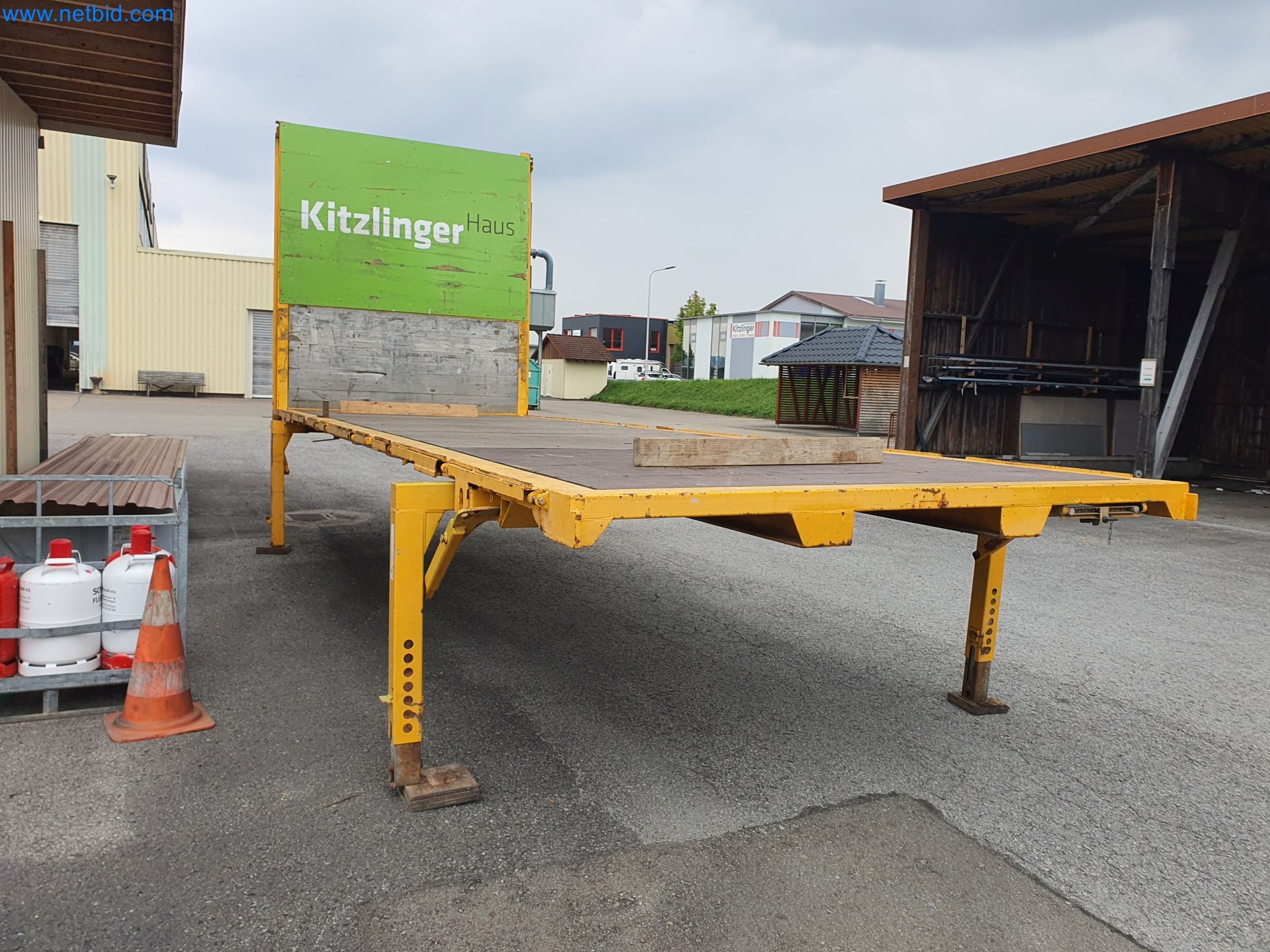 Holzbearbeitende- und metallbearbeitende Maschinen und Warenlager eines Fertighausherstellers -2