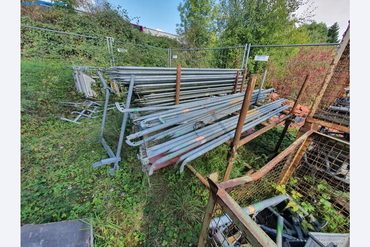 Máquinas para trabajar la madera y el metal y almacén de un fabricante de casas prefabricadas-7