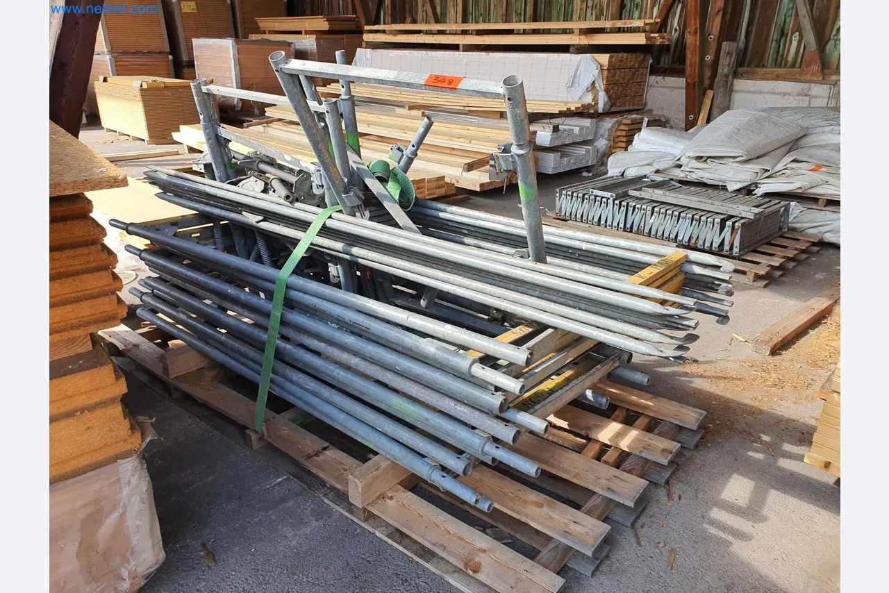 Máquinas para trabajar la madera y el metal y almacén de un fabricante de casas prefabricadas-9