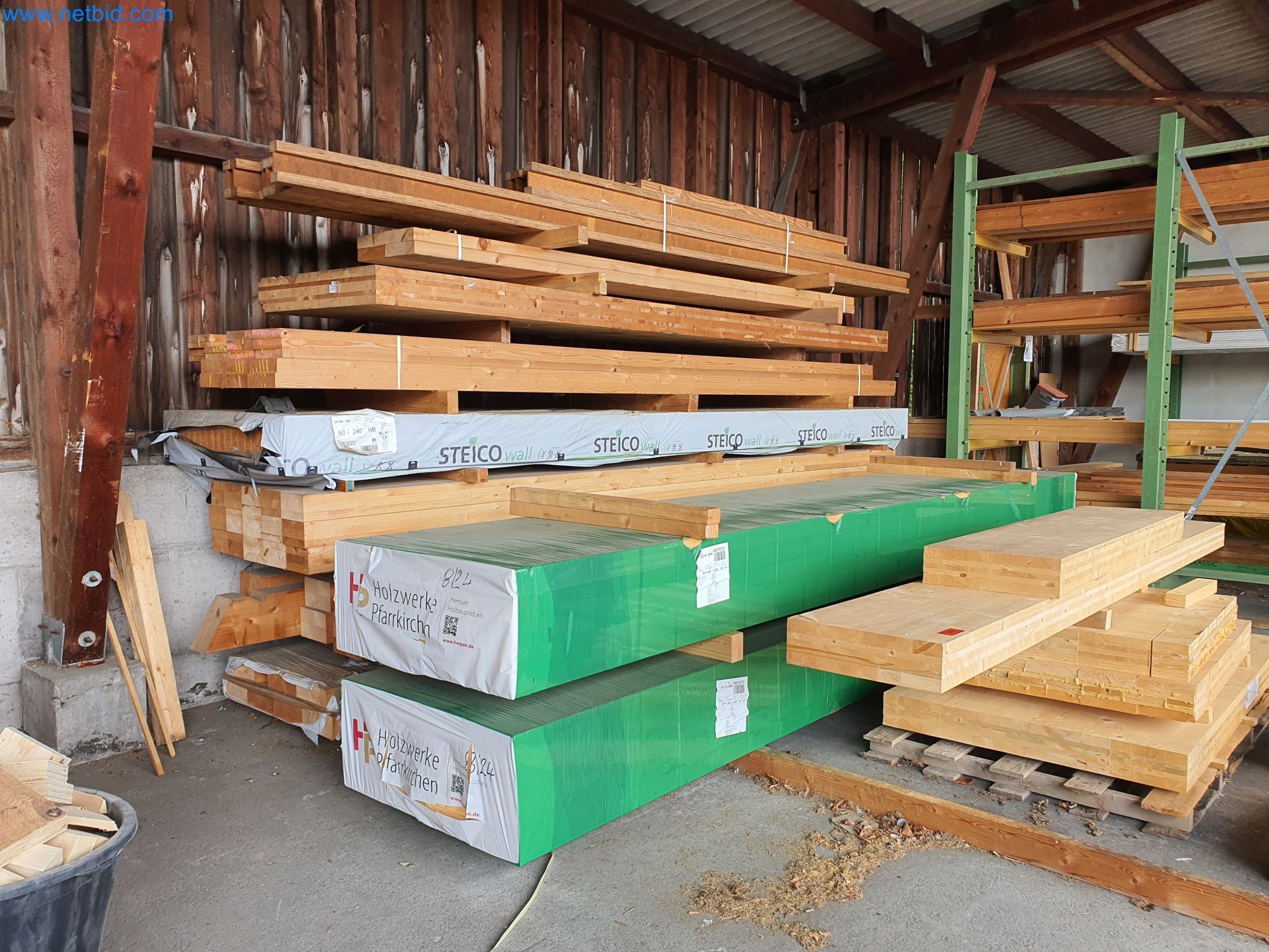Machines pour le travail du bois et du métal et entrepôt d'un fabricant de maisons préfabriquées-4
