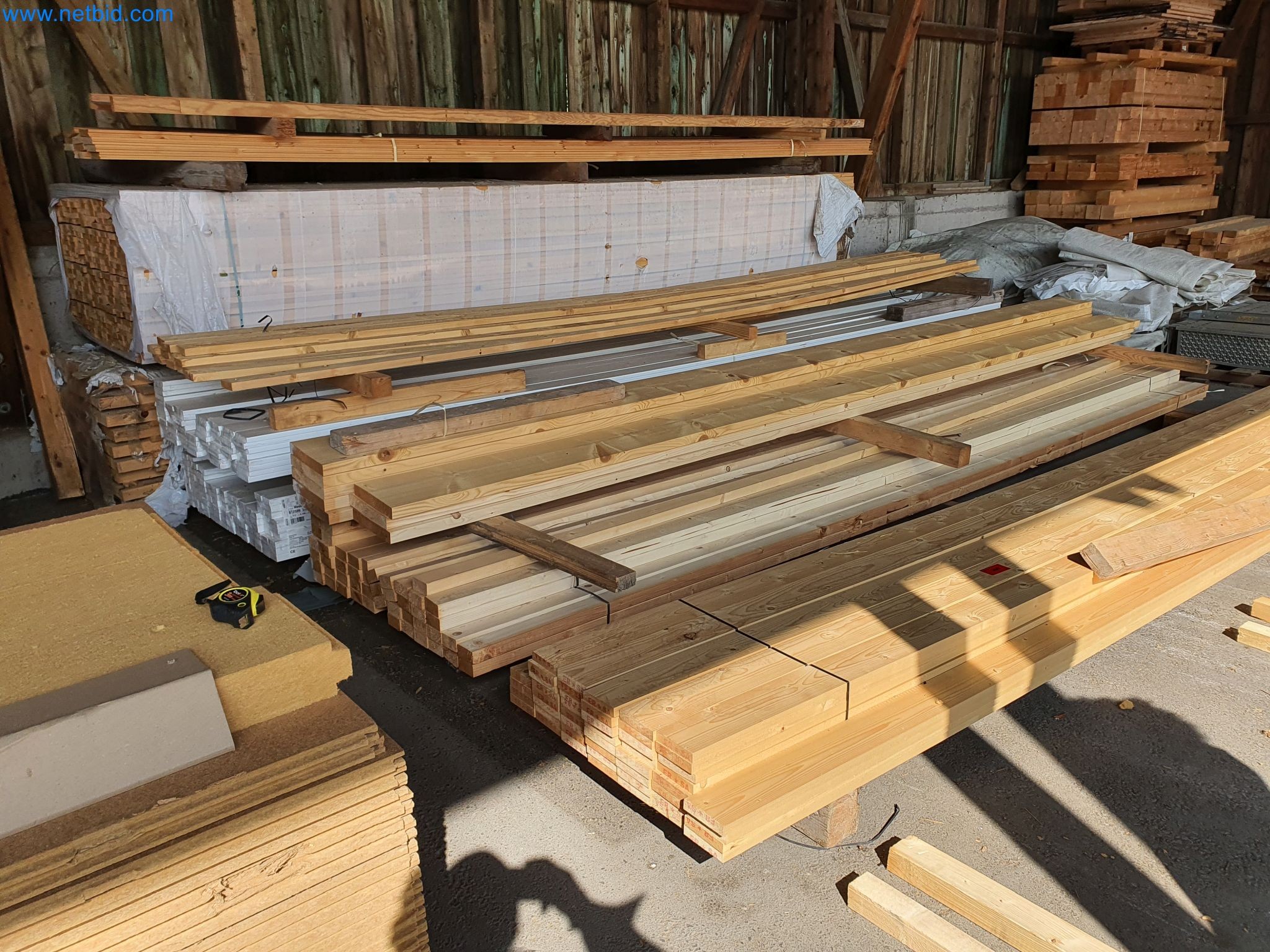 Machines pour le travail du bois et du métal et entrepôt d'un fabricant de maisons préfabriquées-1