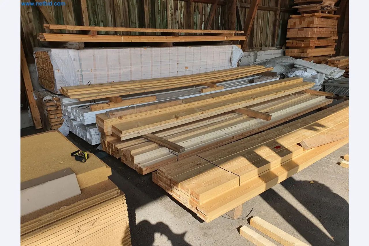 Machines voor hout- en metaalbewerking en magazijn van een fabrikant van geprefabriceerde huizen-1