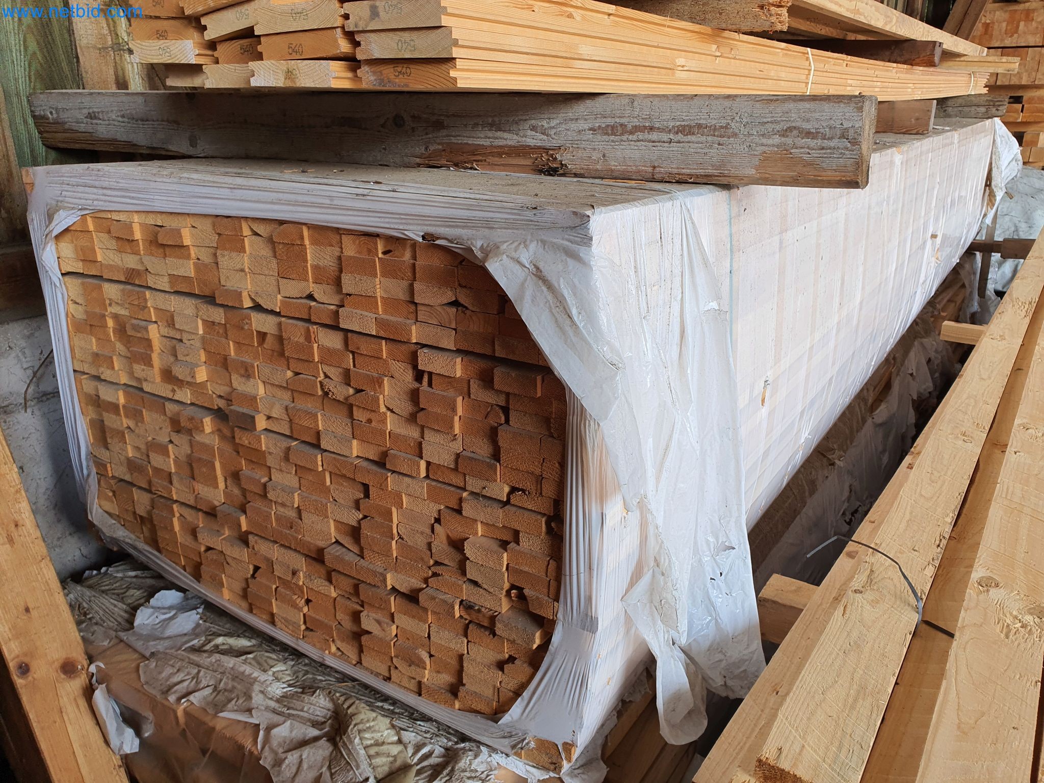 Machines pour le travail du bois et du métal et entrepôt d'un fabricant de maisons préfabriquées-2
