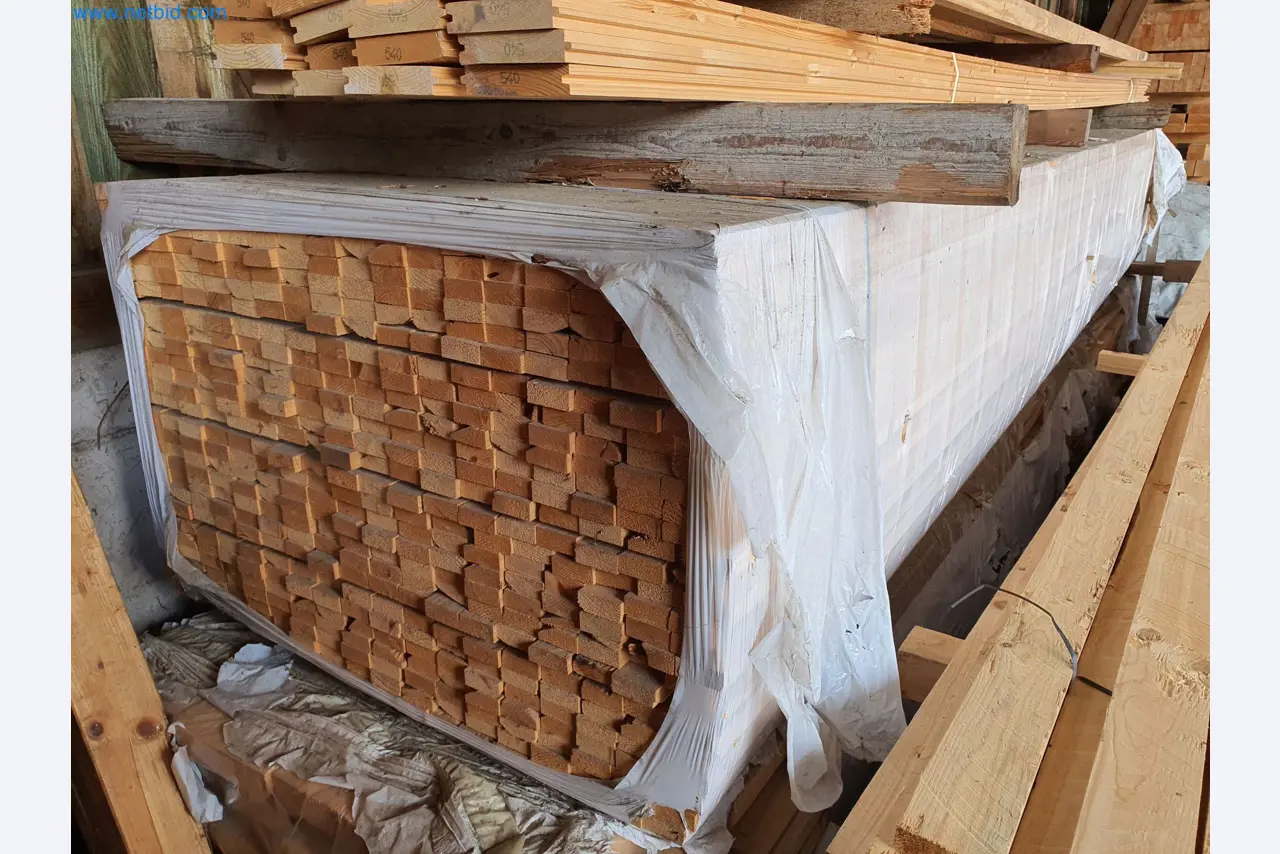 Machines voor hout- en metaalbewerking en magazijn van een fabrikant van geprefabriceerde huizen-2