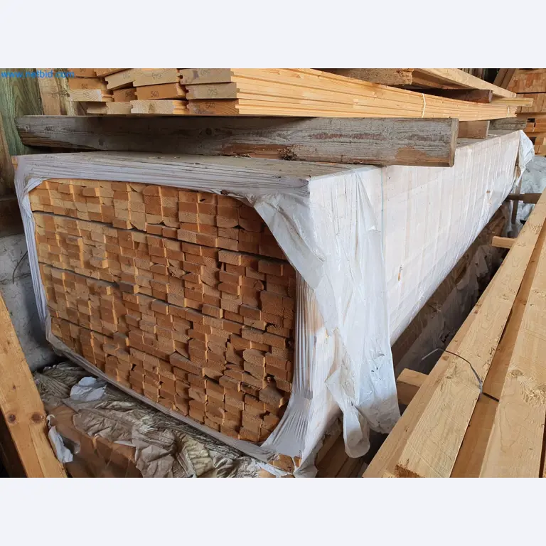 Machines voor hout- en metaalbewerking en magazijn van een fabrikant van geprefabriceerde huizen-2