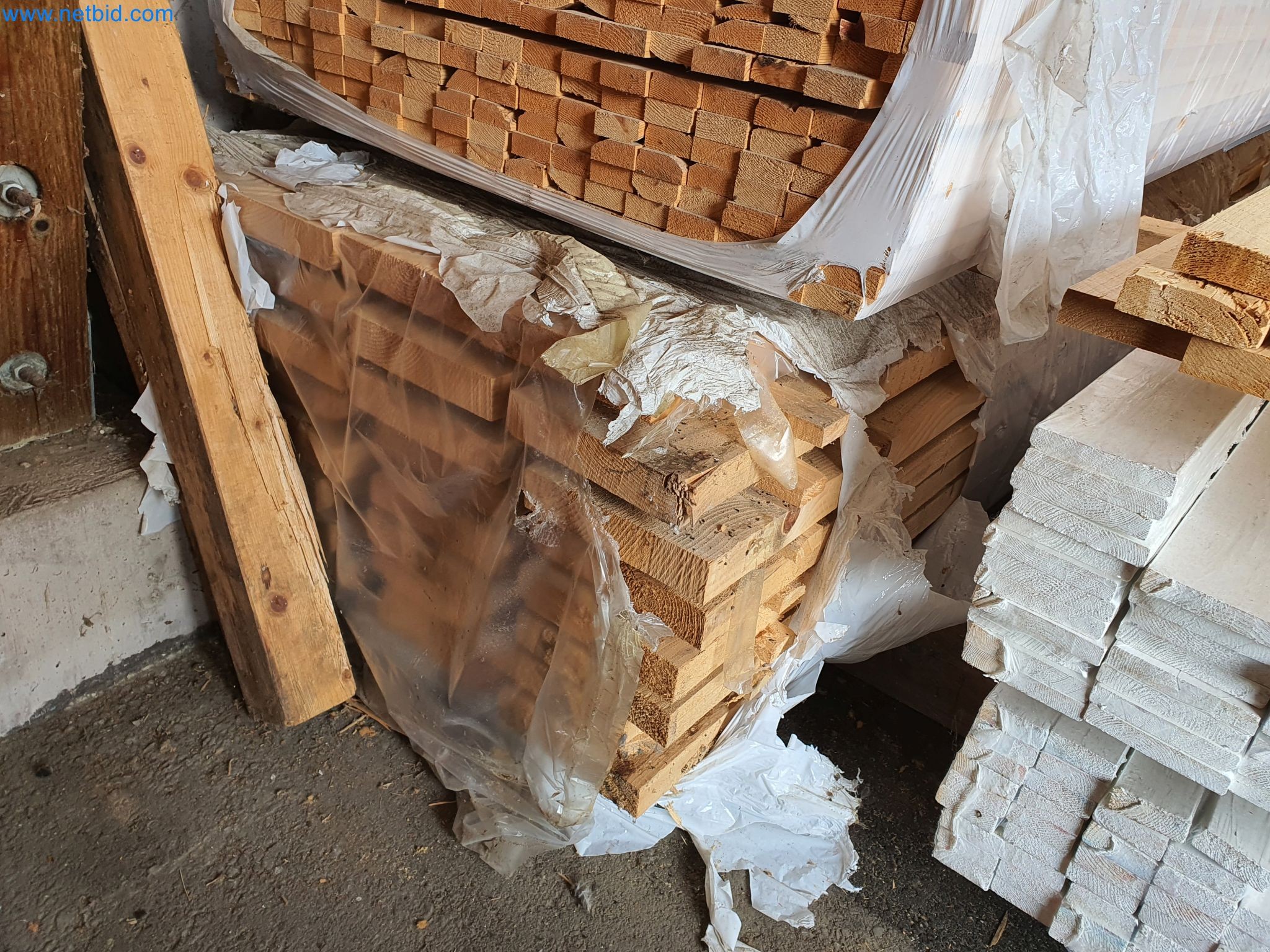 Machines pour le travail du bois et du métal et entrepôt d'un fabricant de maisons préfabriquées-3