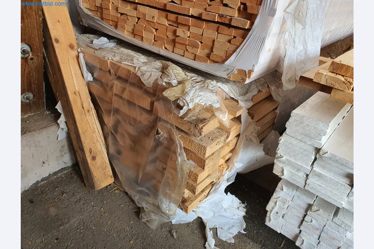 Machines voor hout- en metaalbewerking en magazijn van een fabrikant van geprefabriceerde huizen-3