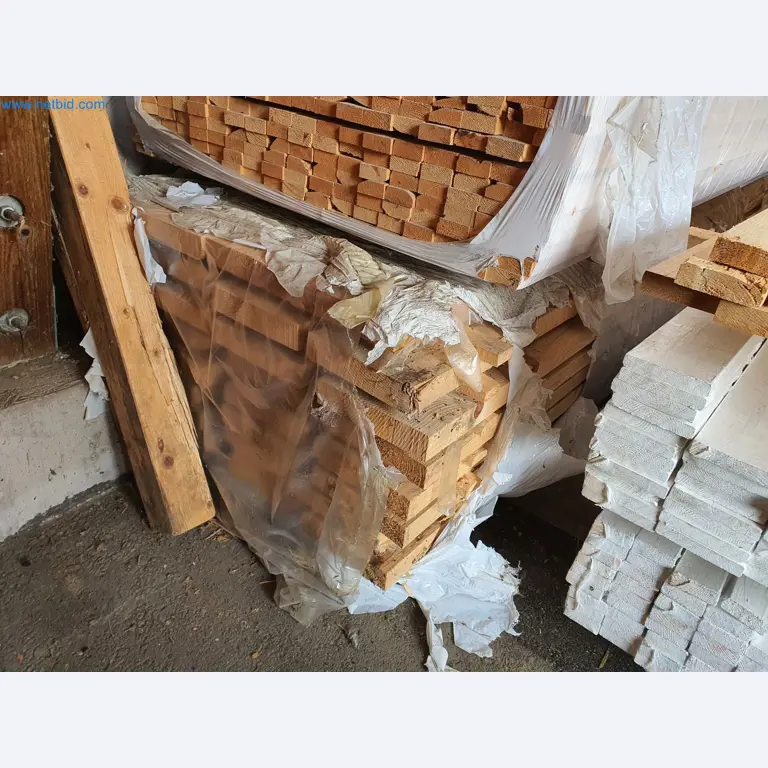 Machines voor hout- en metaalbewerking en magazijn van een fabrikant van geprefabriceerde huizen-3