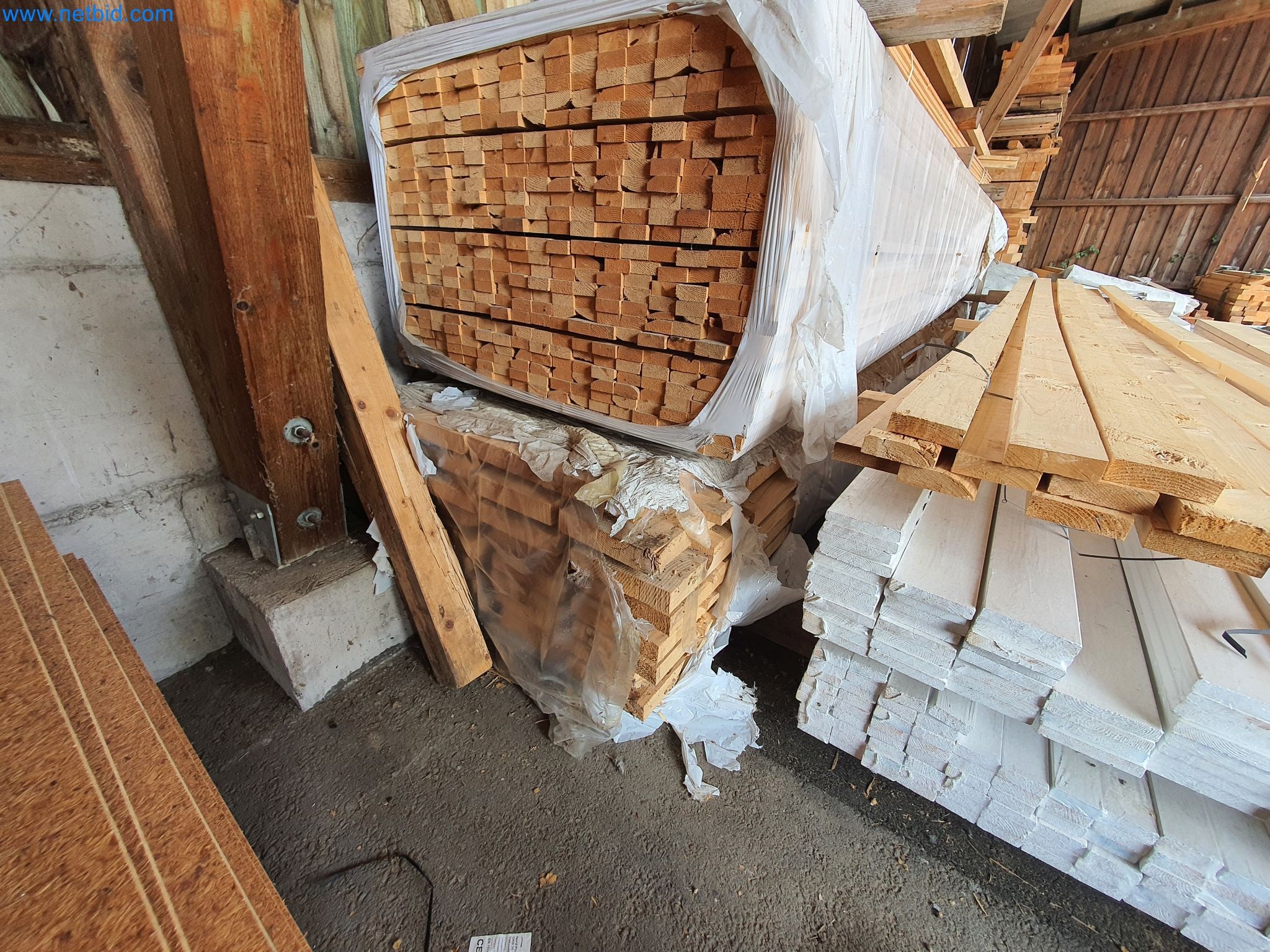 Machines pour le travail du bois et du métal et entrepôt d'un fabricant de maisons préfabriquées-4