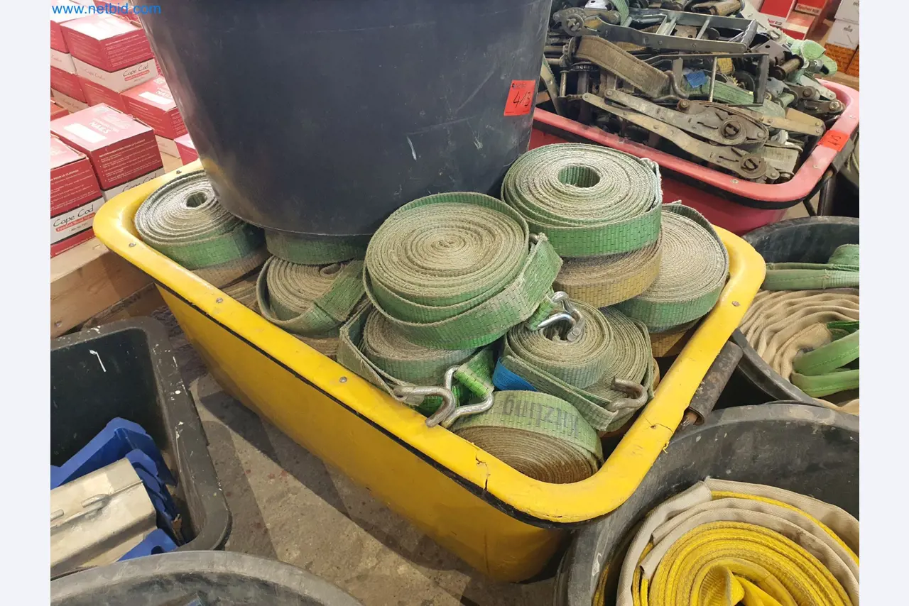 Machines voor hout- en metaalbewerking en magazijn van een fabrikant van geprefabriceerde huizen-1