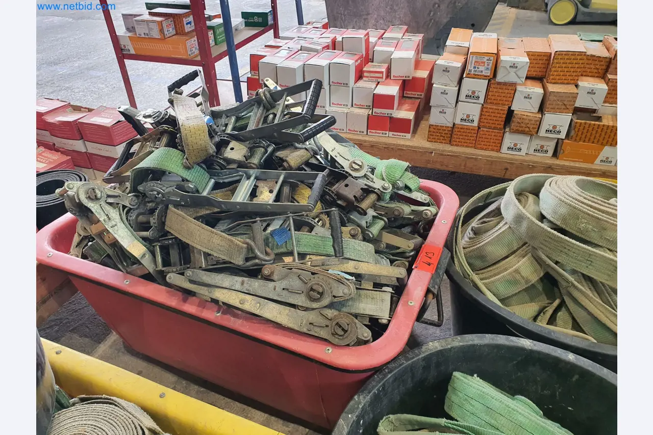 Machines voor hout- en metaalbewerking en magazijn van een fabrikant van geprefabriceerde huizen-2