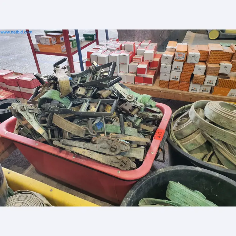 Machines voor hout- en metaalbewerking en magazijn van een fabrikant van geprefabriceerde huizen-2