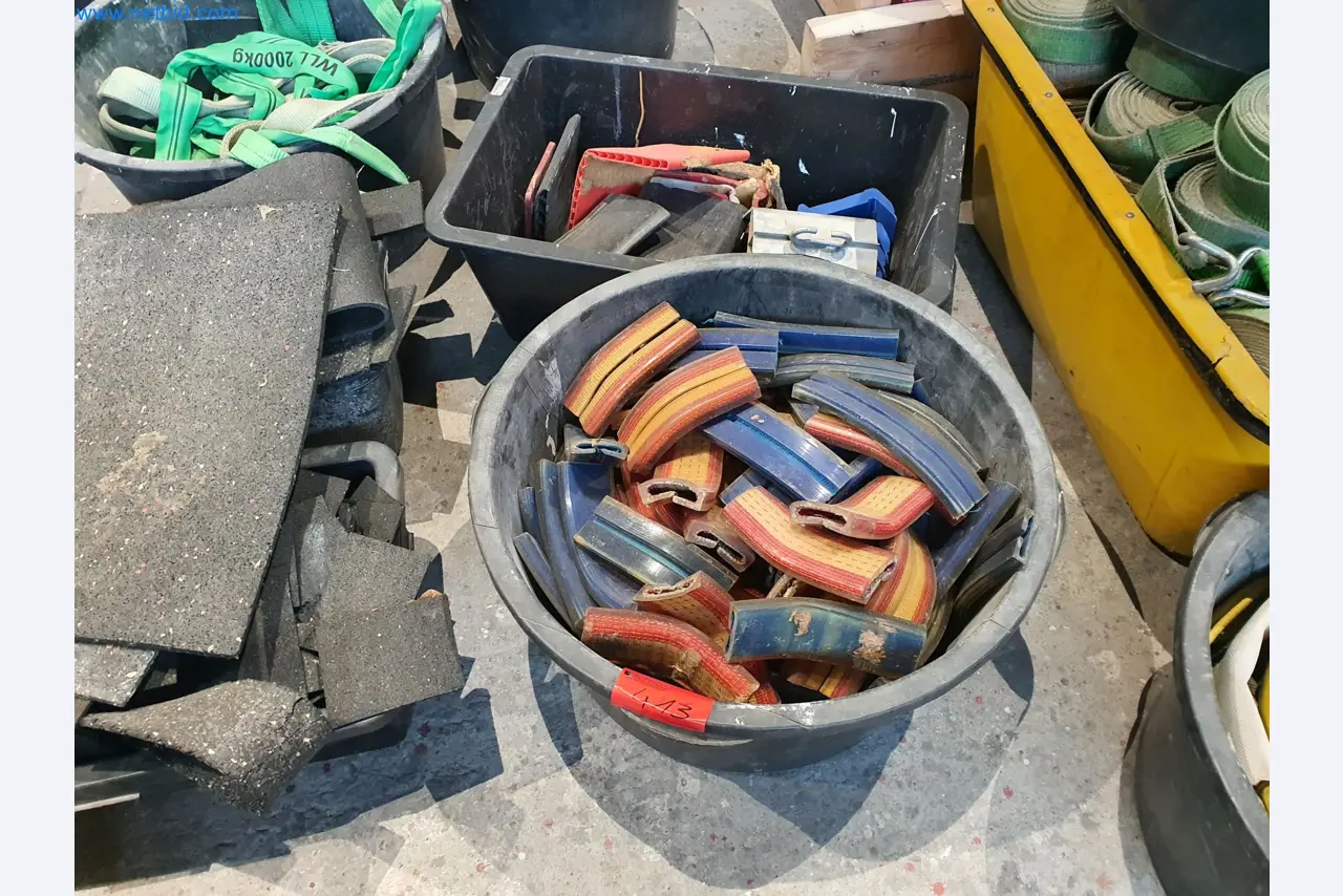 Machines voor hout- en metaalbewerking en magazijn van een fabrikant van geprefabriceerde huizen-3