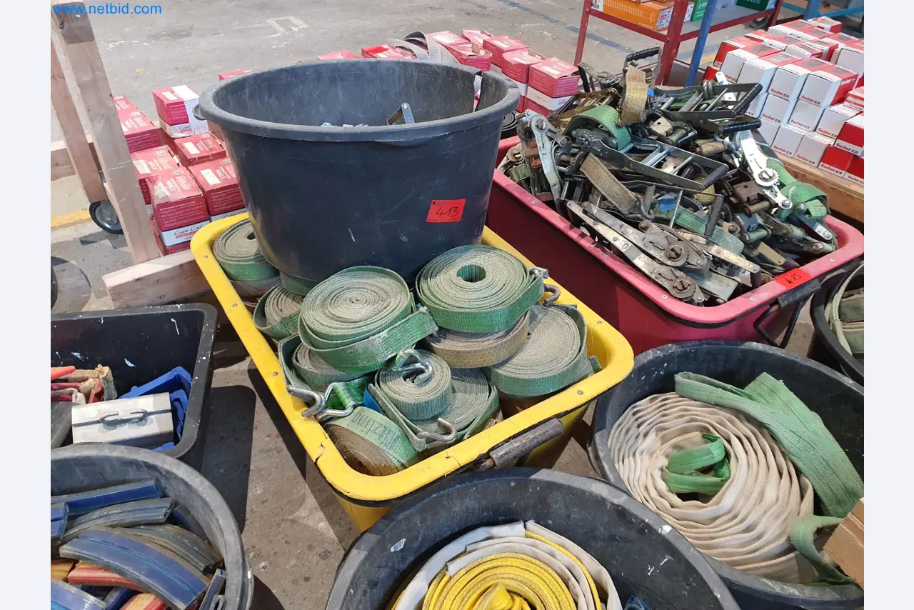 Machines voor hout- en metaalbewerking en magazijn van een fabrikant van geprefabriceerde huizen-4