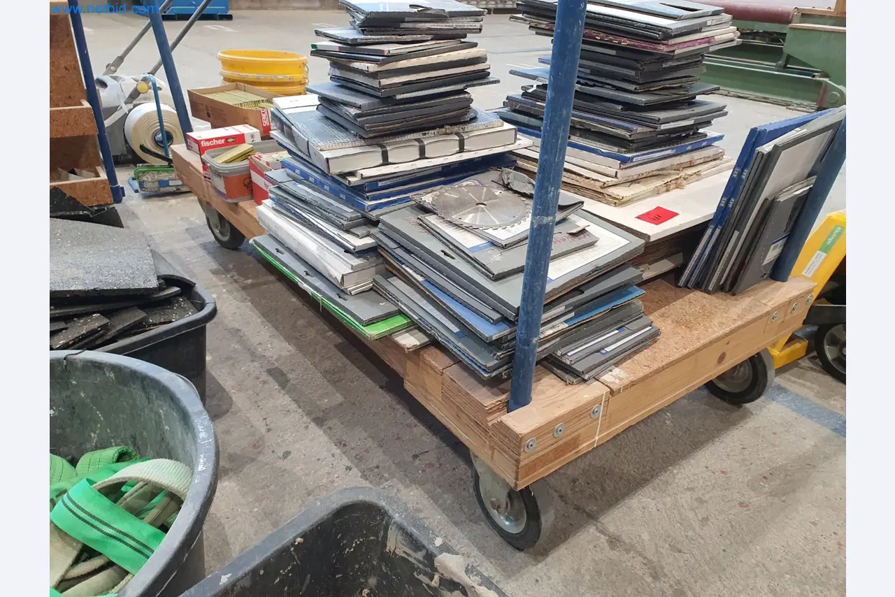 Máquinas para trabajar la madera y el metal y almacén de un fabricante de casas prefabricadas-2