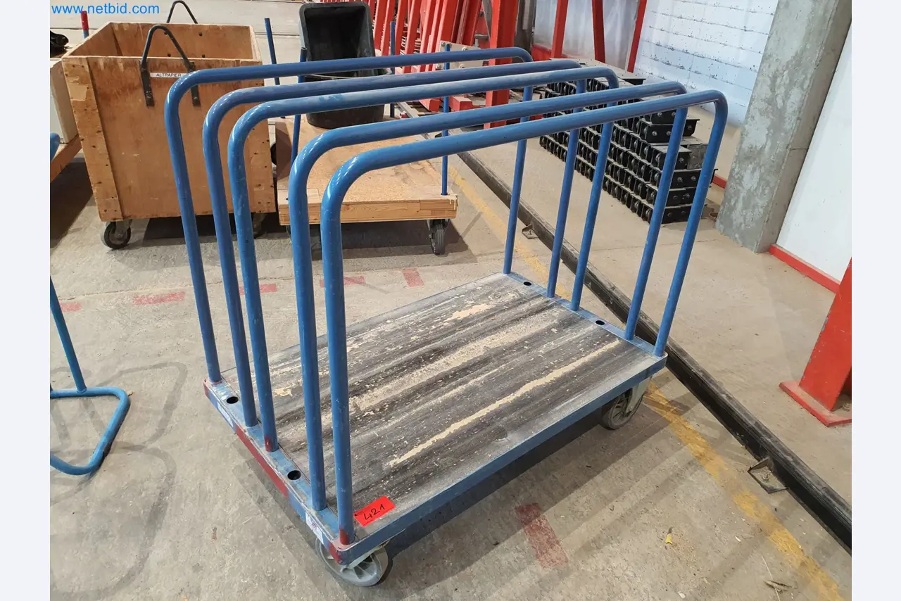 Máquinas para trabajar la madera y el metal y almacén de un fabricante de casas prefabricadas-1