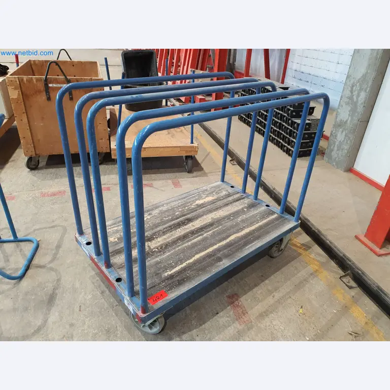 Máquinas para trabajar la madera y el metal y almacén de un fabricante de casas prefabricadas-1