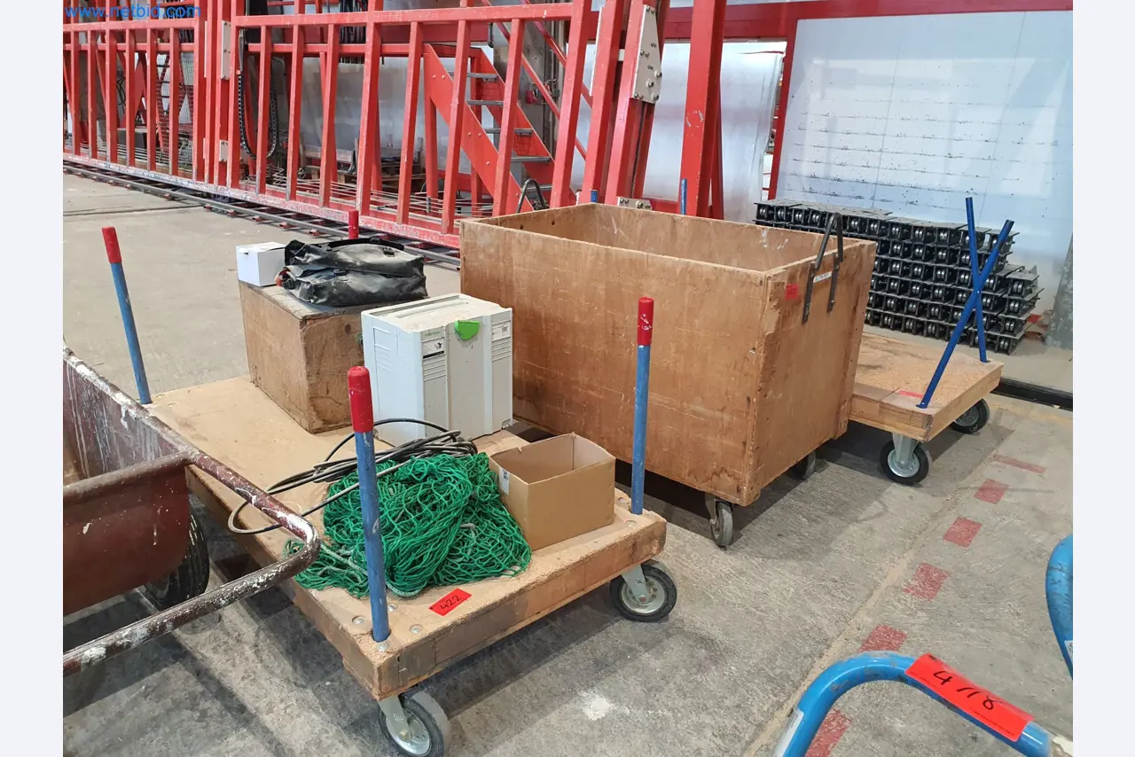 Máquinas para trabajar la madera y el metal y almacén de un fabricante de casas prefabricadas-1