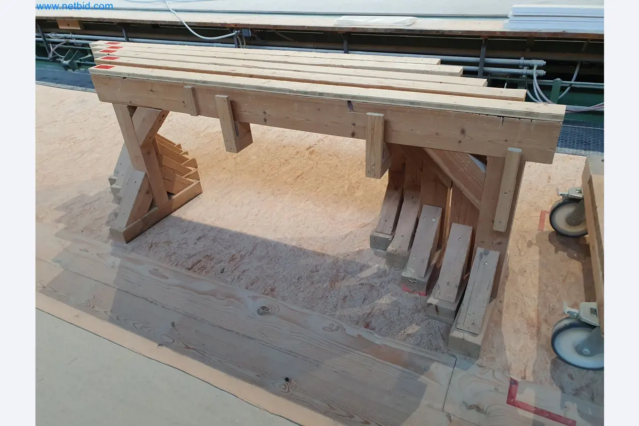 Machines voor hout- en metaalbewerking en magazijn van een fabrikant van geprefabriceerde huizen-1