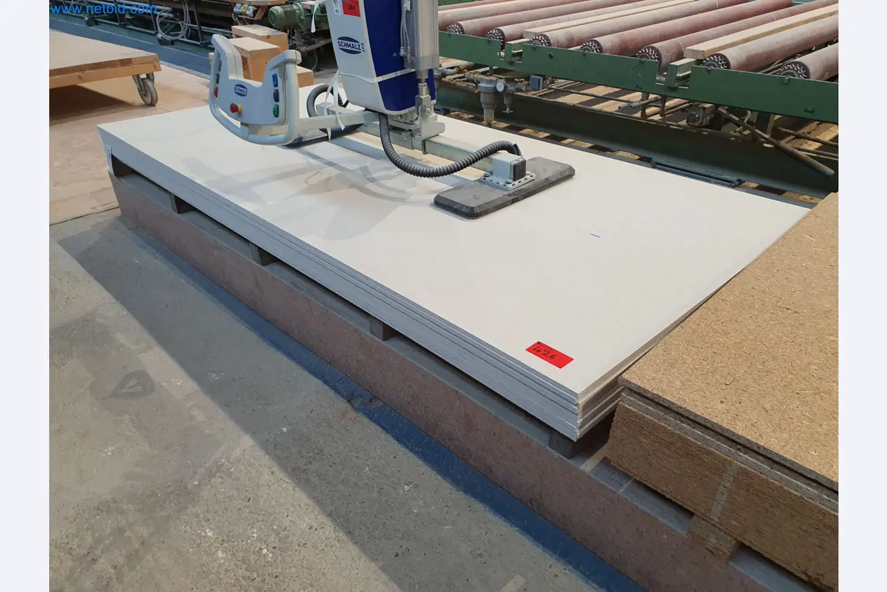 Machines voor hout- en metaalbewerking en magazijn van een fabrikant van geprefabriceerde huizen-1