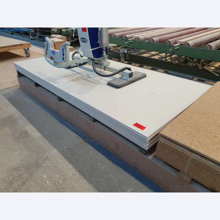 Machines voor hout- en metaalbewerking en magazijn van een fabrikant van geprefabriceerde huizen-1