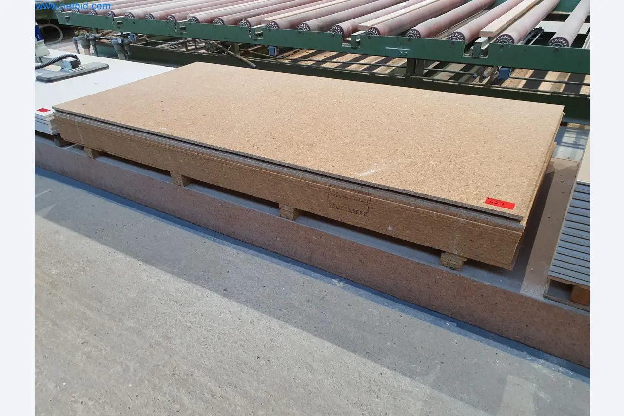 Machines voor hout- en metaalbewerking en magazijn van een fabrikant van geprefabriceerde huizen-1