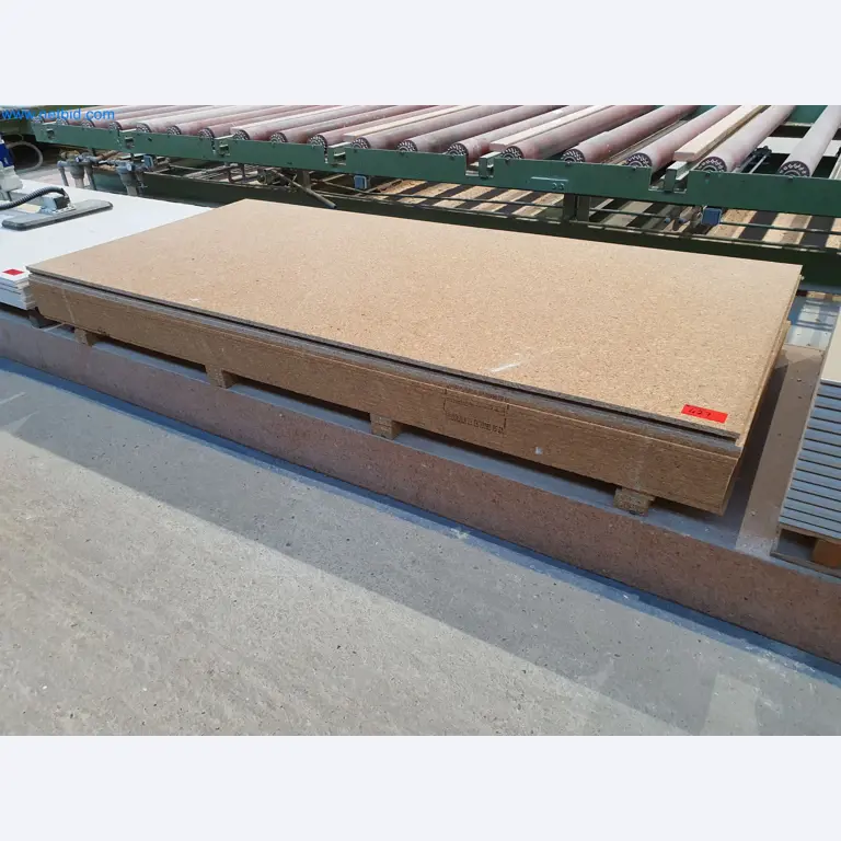 Machines voor hout- en metaalbewerking en magazijn van een fabrikant van geprefabriceerde huizen-1