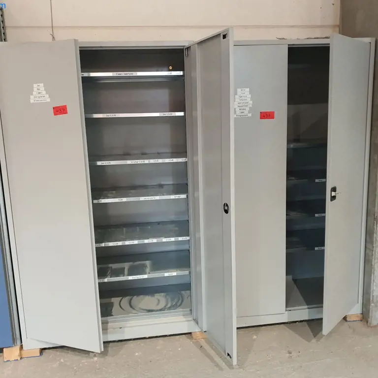 2 Metallschränke