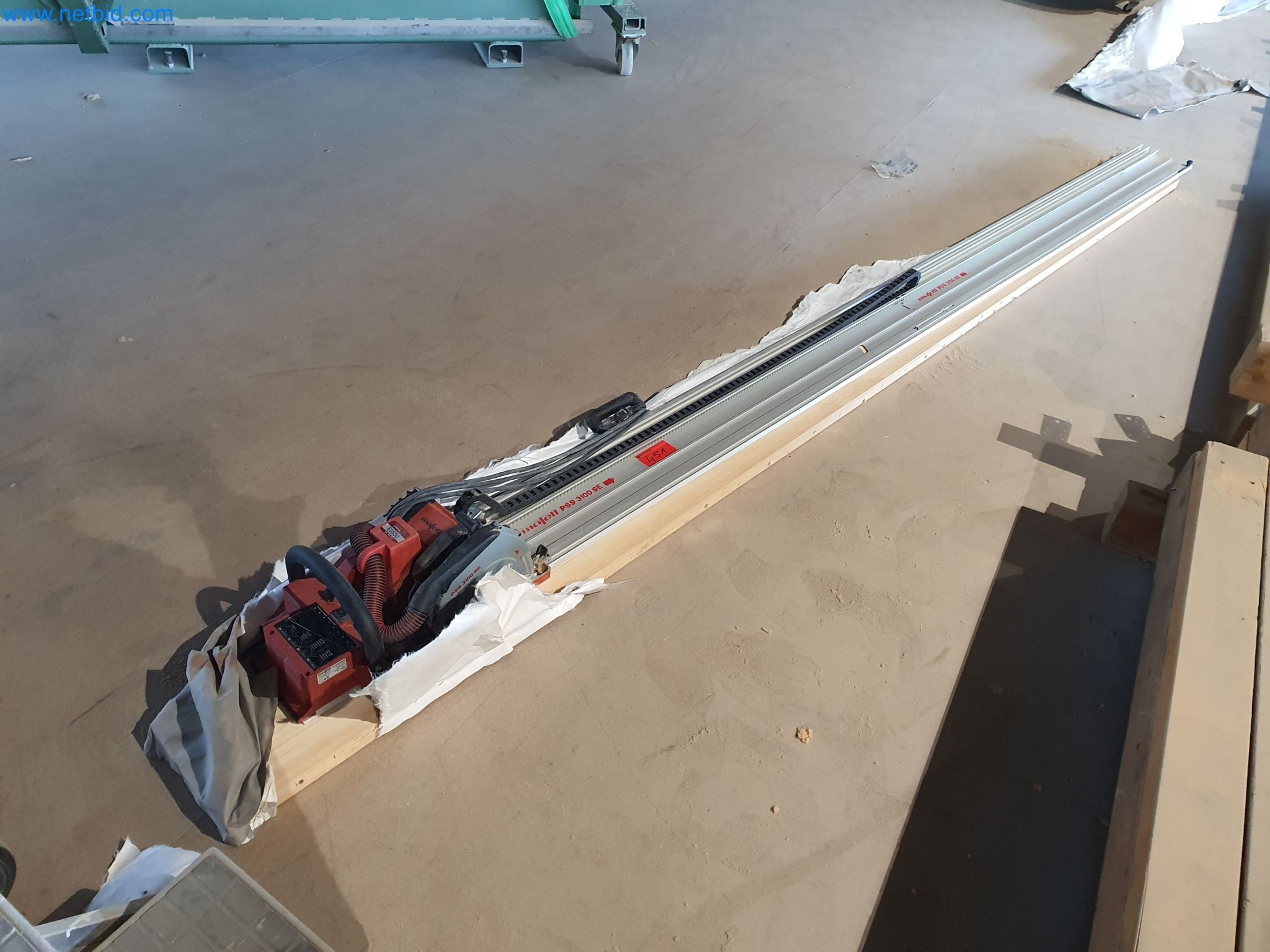 Maszyny do obróbki drewna i metalu oraz magazyn producenta domów prefabrykowanych-1