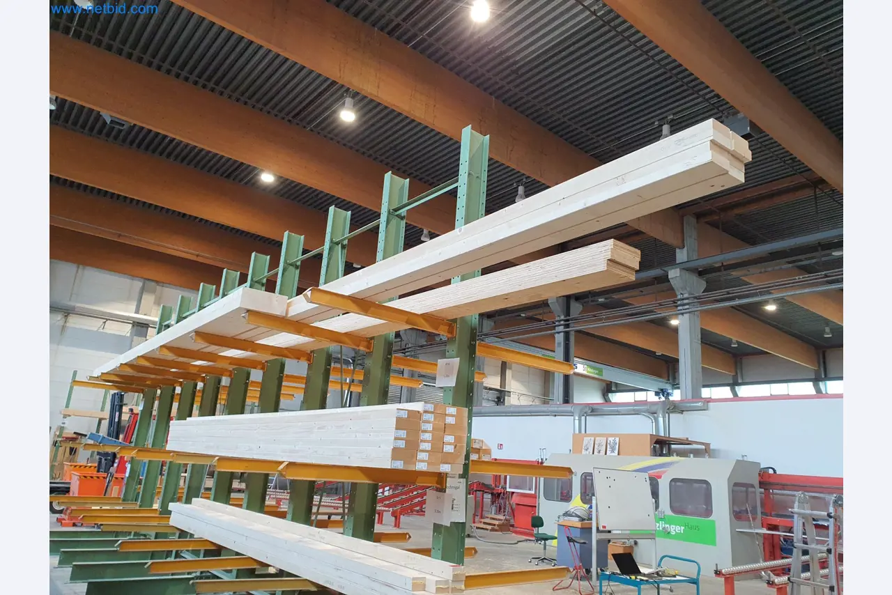 Machines pour le travail du bois et du métal et entrepôt d'un fabricant de maisons préfabriquées-2