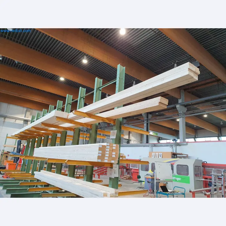 Machines pour le travail du bois et du métal et entrepôt d'un fabricant de maisons préfabriquées-2