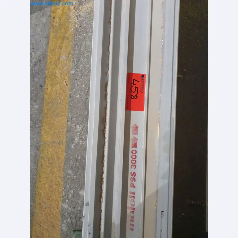 Machines pour le travail du bois et du métal et entrepôt d'un fabricant de maisons préfabriquées-2